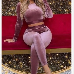 $2️⃣0️⃣2 piece velour set(top & bottom)